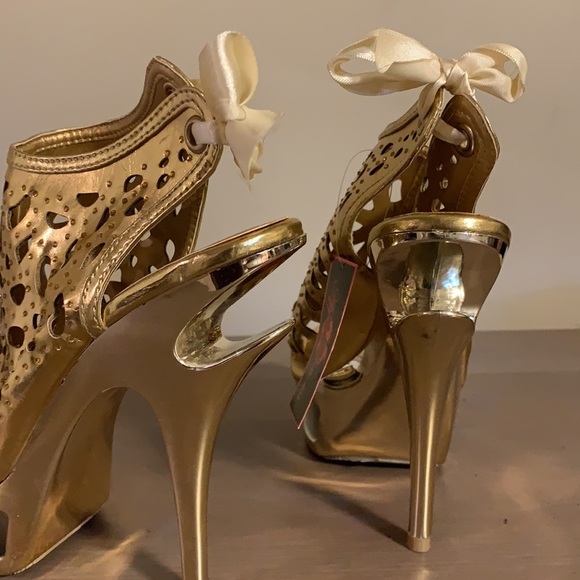 🆕 Apple Bottoms Gold Cut Out Booties - Women’s Size 8 - Picture 6 of 8